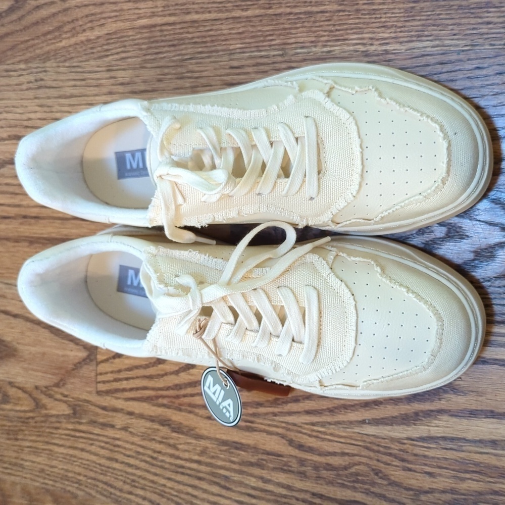 NWT NIB MIA Kass Frayed Twill Sneaker Size 9 White/Cream - Picture 4 of 9